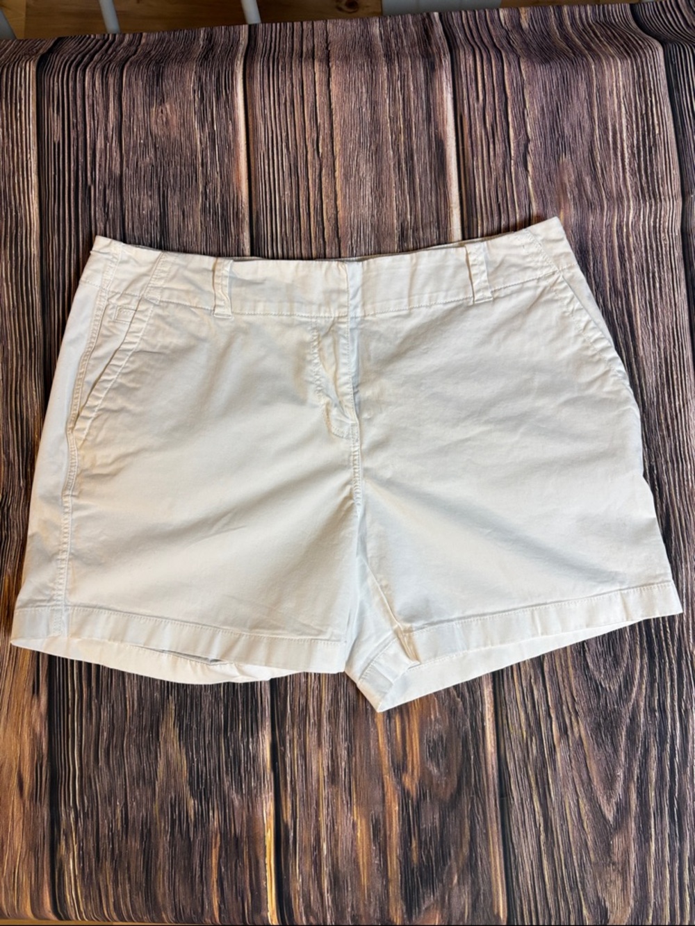 Vineyard Vines Women's Cream Cotton Bermuda Shorts (0049)